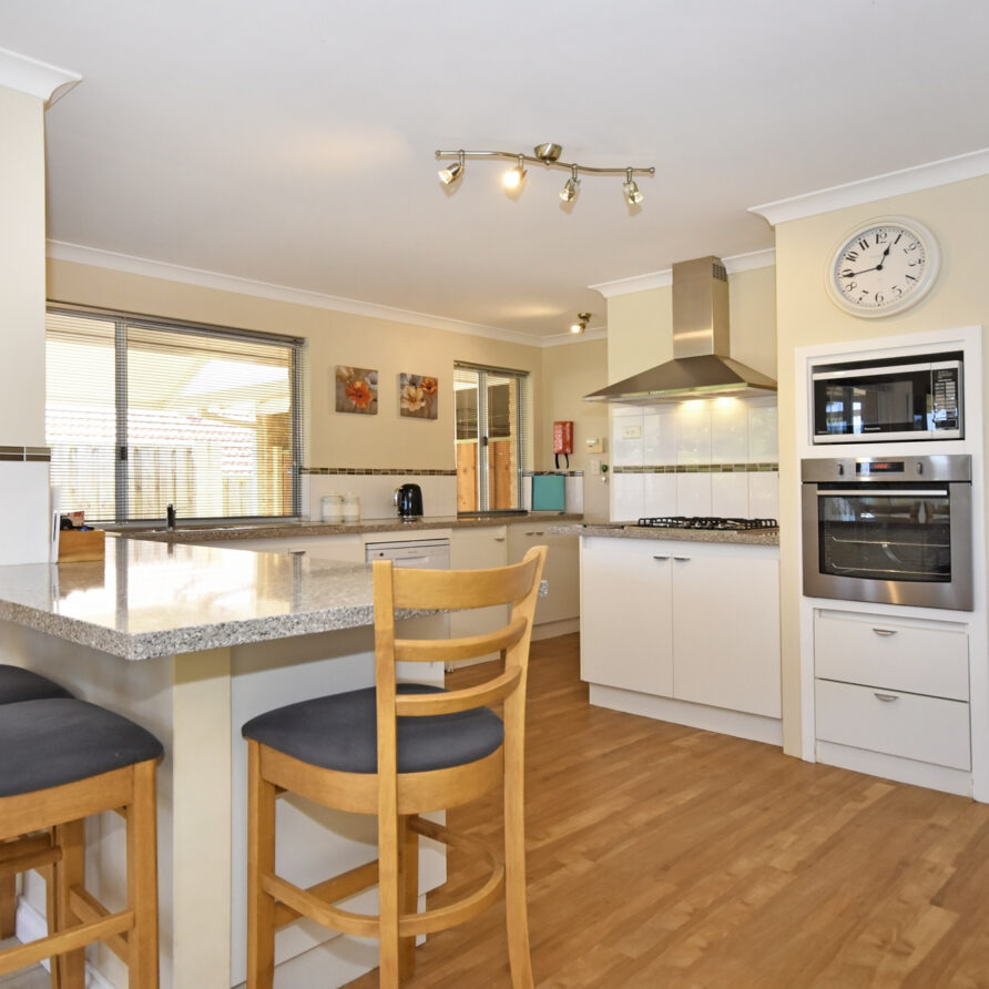 Breakfast bar area  perth holiday stays Breakfast bar area