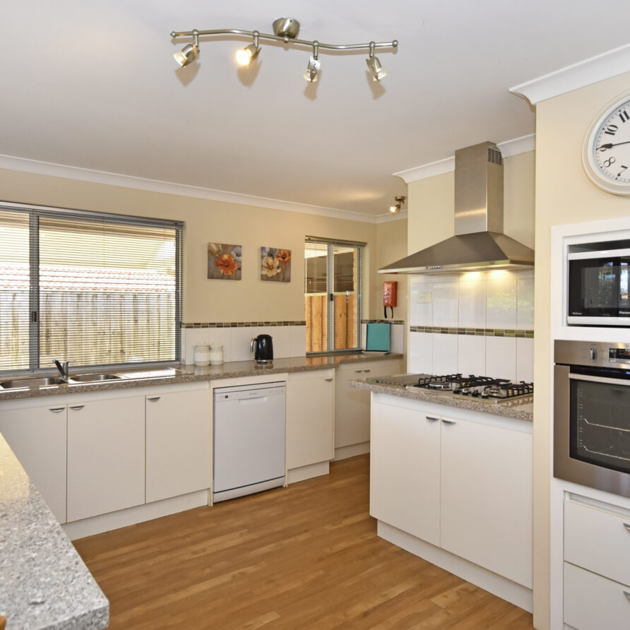 Cook up your favorite meals in this lovely kitchen  perth holiday stays Cook up your favorite meals in this lovely kitchen