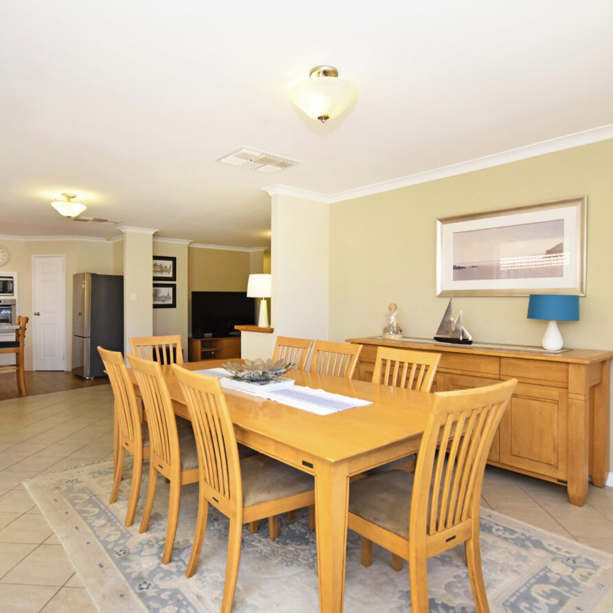 Dining area with seating for 8  perth holiday stays Dining area with seating for 8