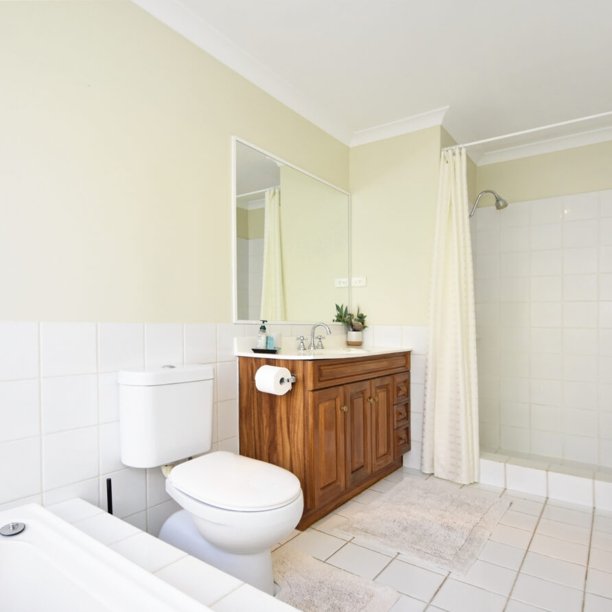 Ensuite to master bedroom with vanity shower bath and wc  perth holiday stays Ensuite to master bedroom with vanity shower bath and wc