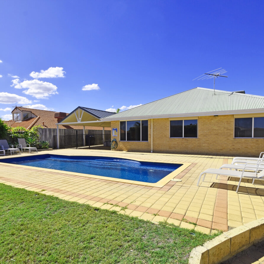 Large swimming pool  perth holiday stays Large swimming pool