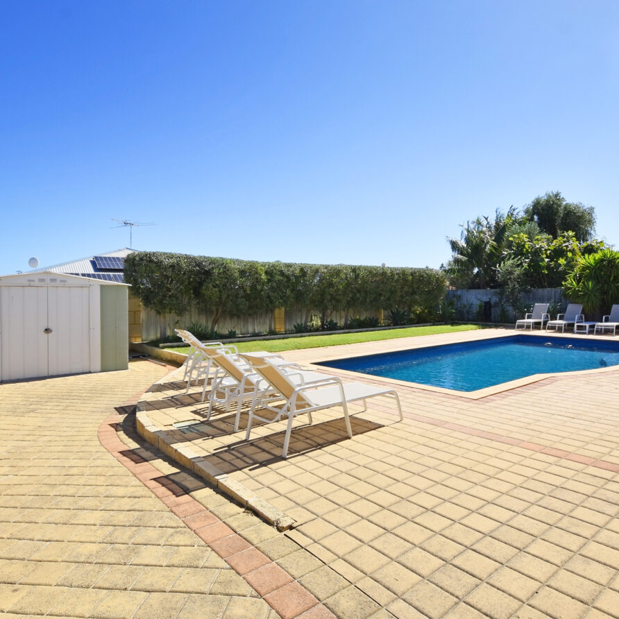 8 sun loungers are provided for our guests  perth holiday stays 8 sun loungers are provided for our guests