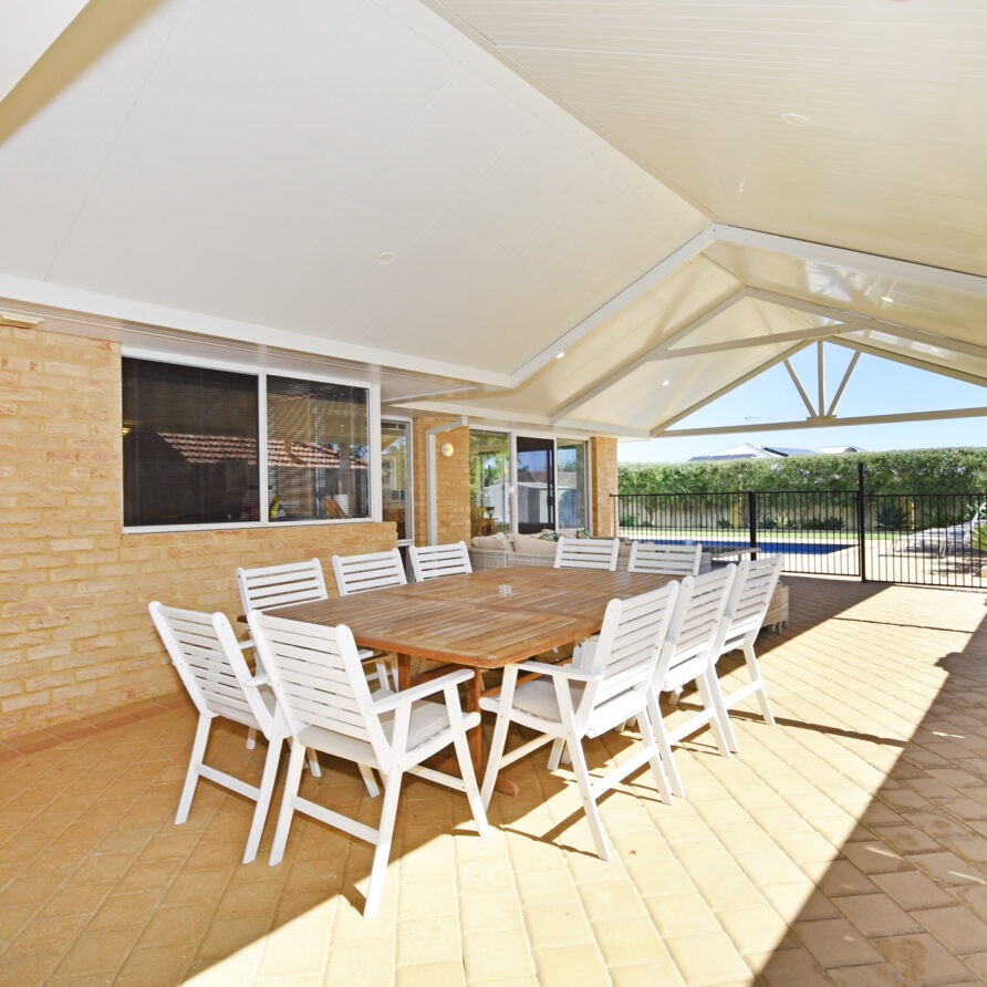 Large alfresco dining area  perth holiday stays Large alfresco dining area