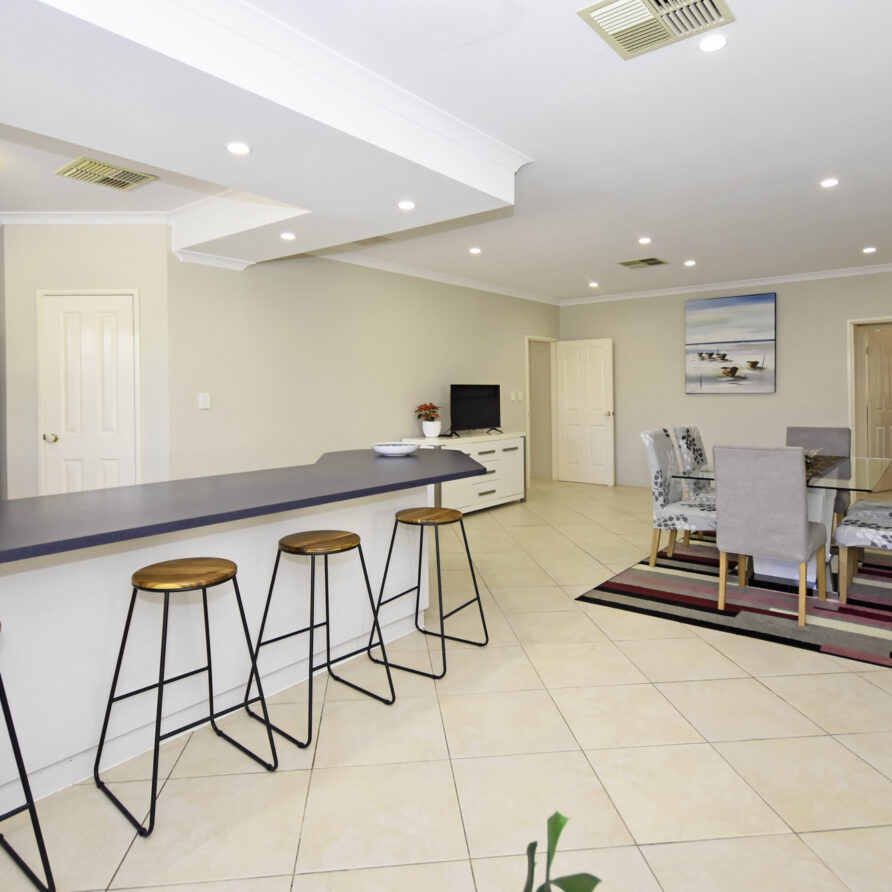 Kitchen breakfast bar  perth holiday stays Kitchen breakfast bar