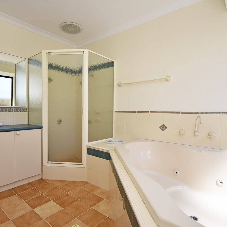 Master bedroom ensuite complete with vanity shower spa bath and w C  perth holiday stays Master bedroom ensuite complete with vanity shower spa bath and wc