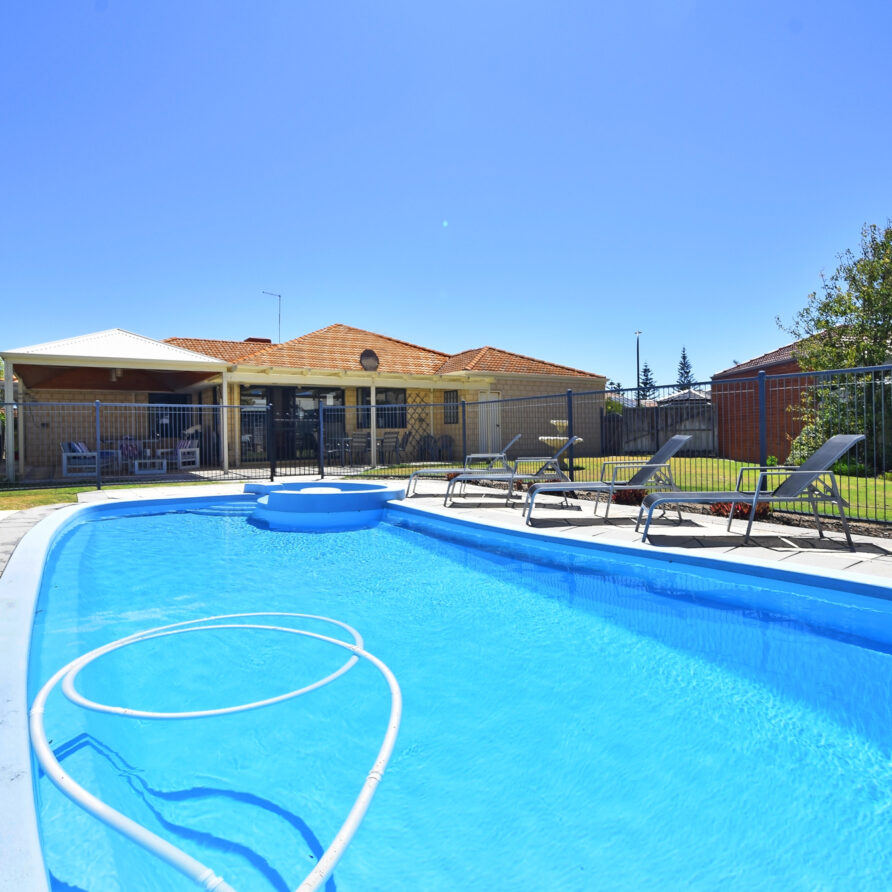 Large pool with a built in spa  perth holiday stays Large pool with a built in spa