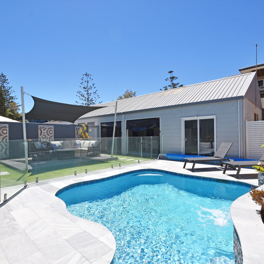 The alfresco area is complete with pool sun loungers and an alfresco setting  perth holiday stays The alfresco area is complete with pool sun loungers and an alfresco setting