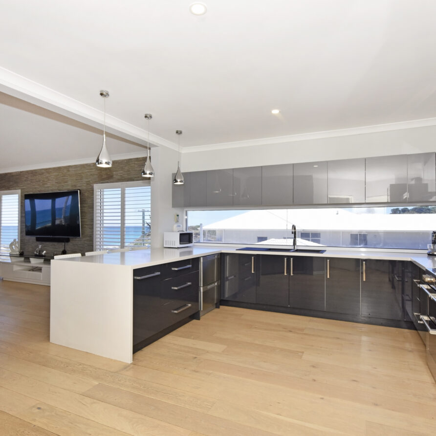 Large modern kitchen with dishwasher and large fridge freezer  perth holiday stays Large modern kitchen with dishwasher large fridge freezer