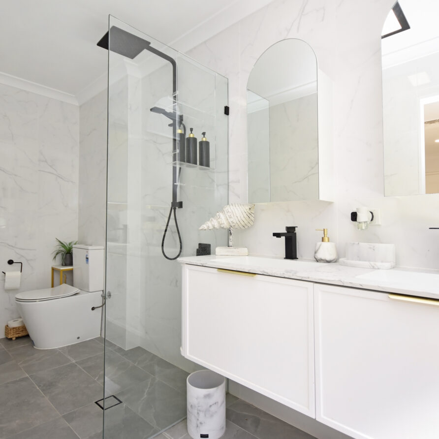 Ensuite to master bedroom with double vanity shower and wc  perth holiday stays Ensuite to master bedroom complete with double vanity shower and wc