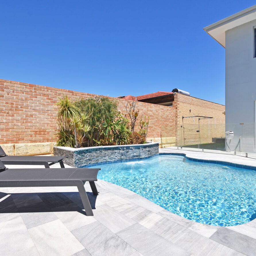 Crystal clear swimming pool  perth holiday stays Crystal clear swimming pool