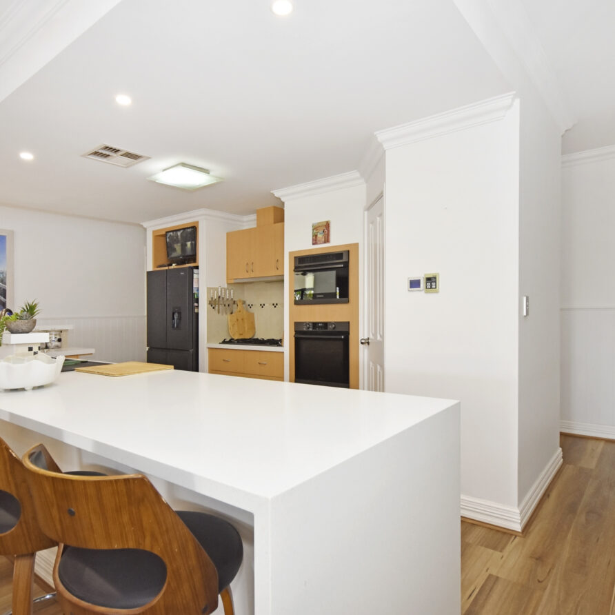061  perth holiday stays
