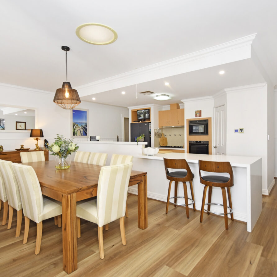 071  perth holiday stays
