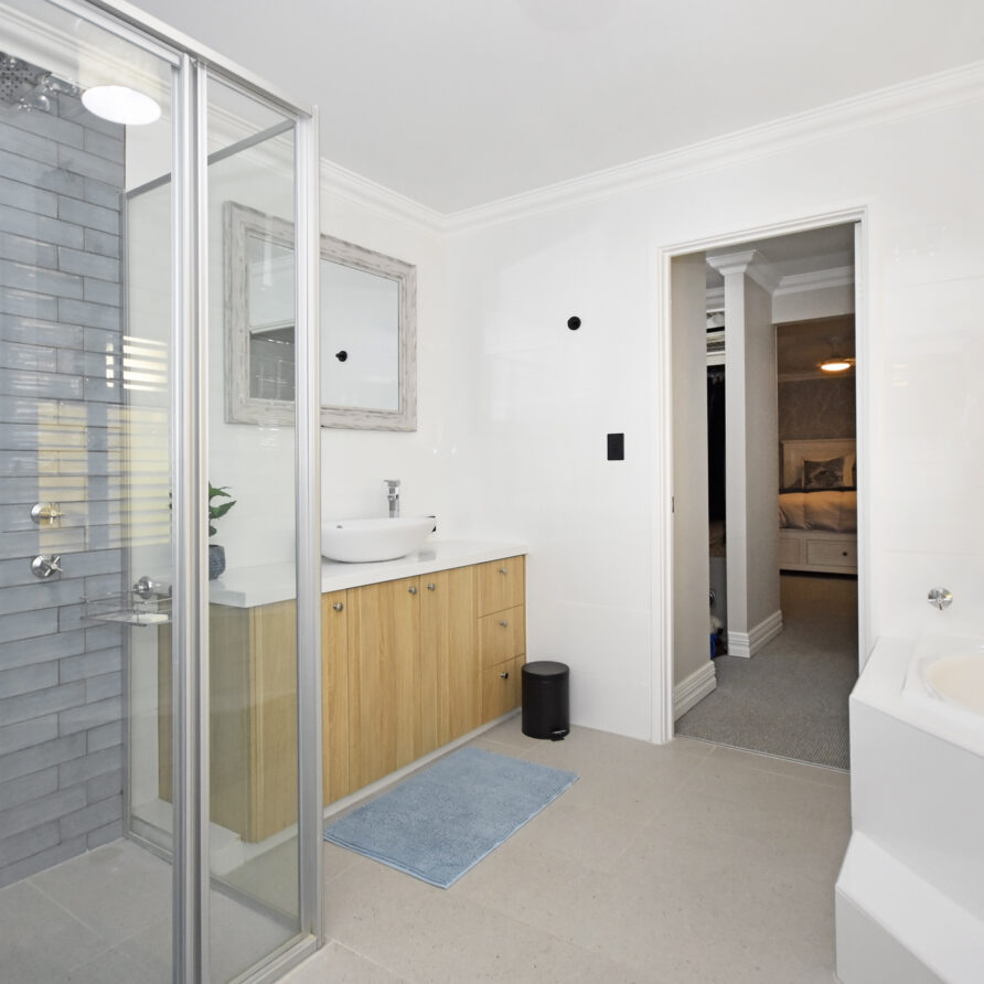 Large ensuite with vanity shower and corner bath  perth holiday stays Large ensuite with vanity shower and corner bath