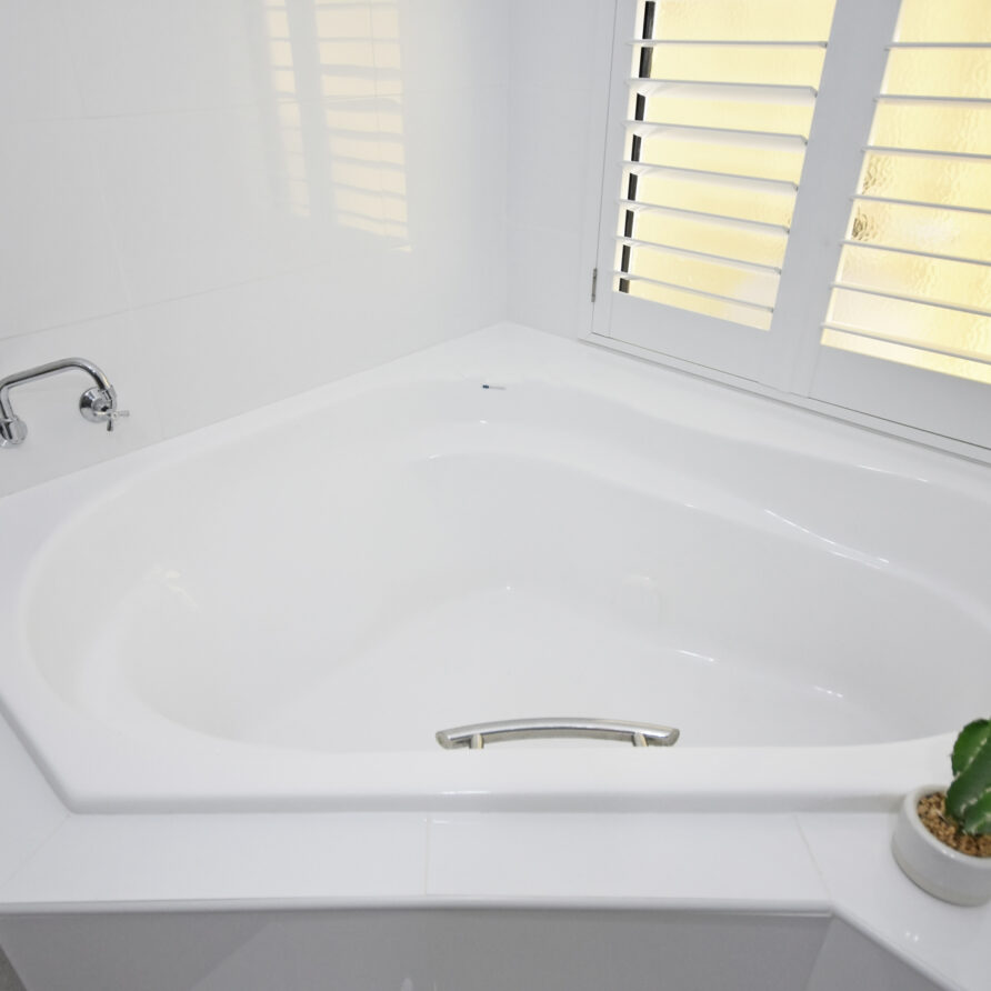 Corner bath in ensuite  perth holiday stays Corner bath in ensuite