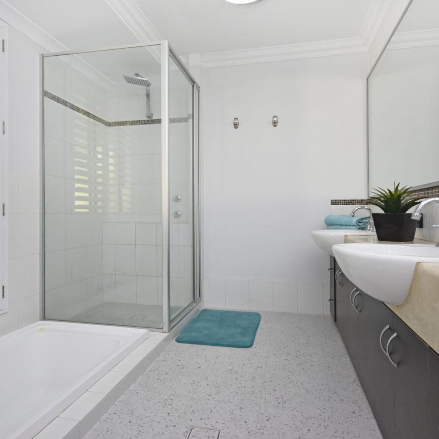 Family bathroom with double vanity shower and sunken bath  perth holiday stays Family bathroom with double vanity shower and sunken bath