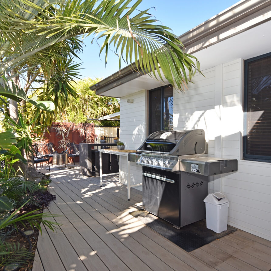 Bbq area at san remo resort  perth holiday stays Bbq area at san remo resort