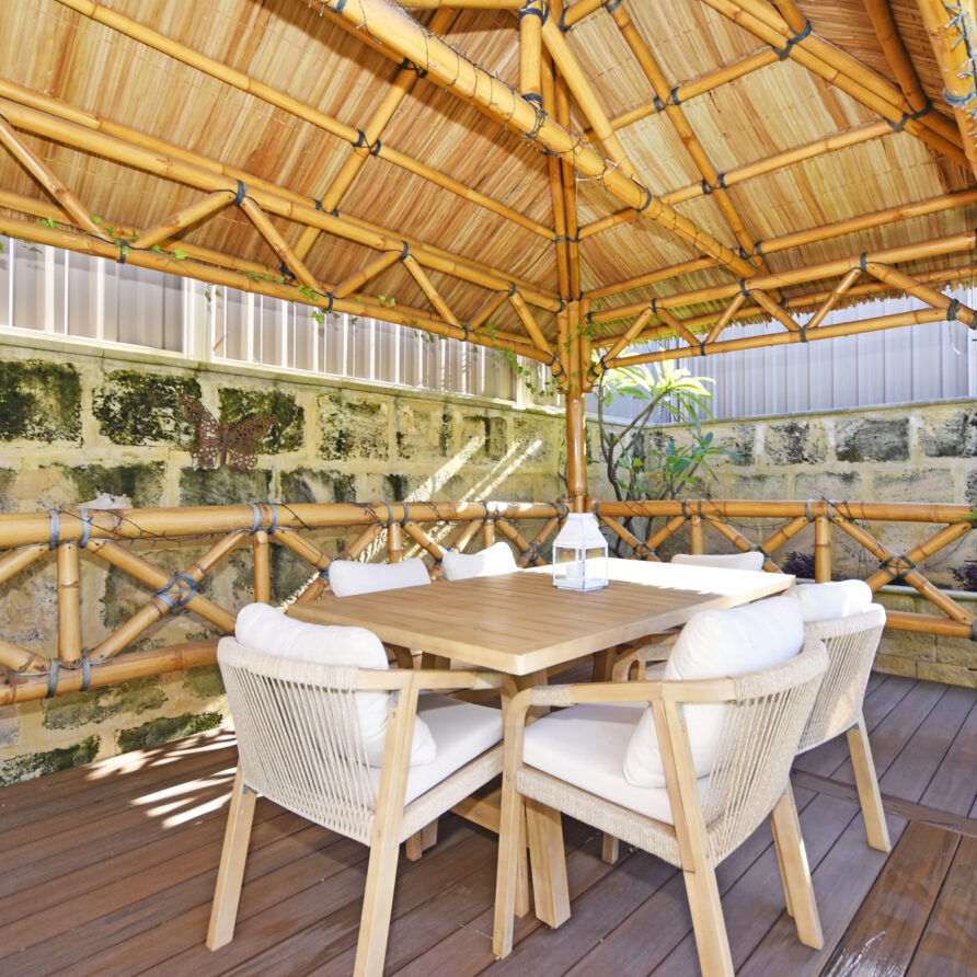 Alfresco dining for the whole family  perth holiday stays