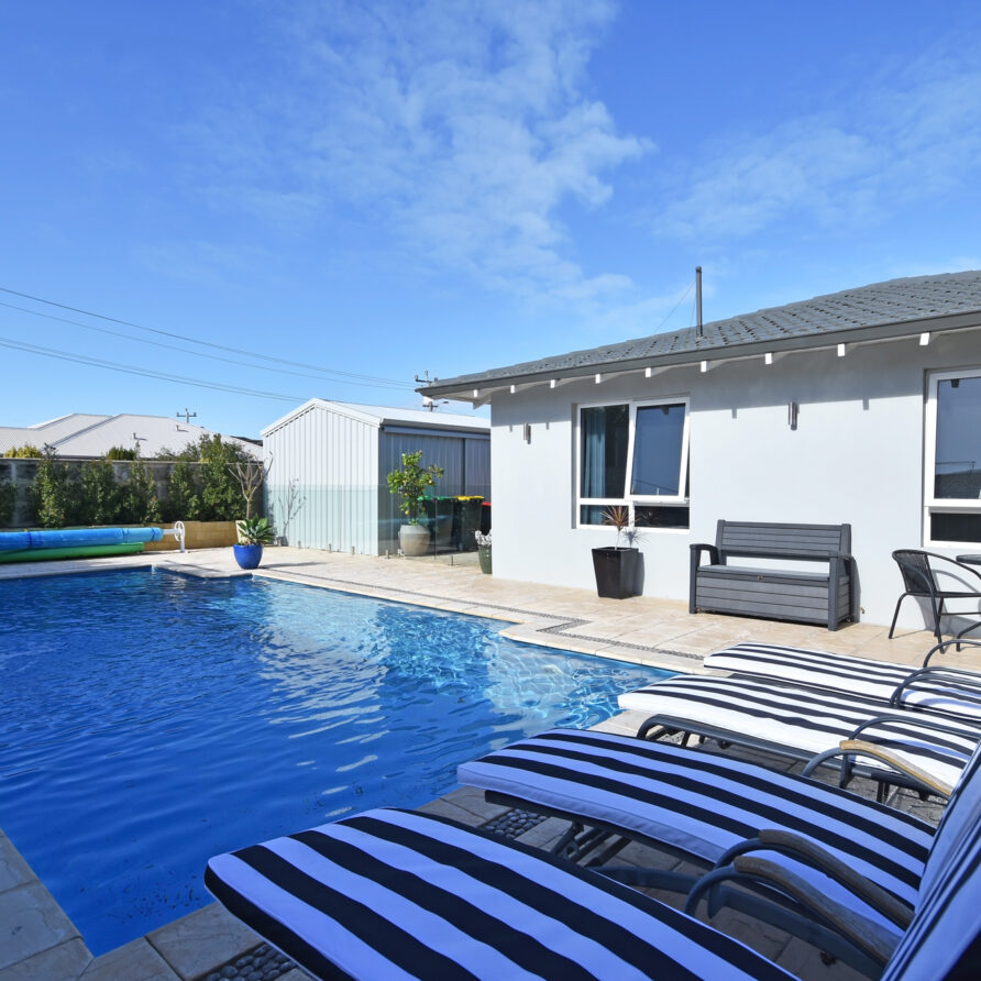 Chill on the loungers  perth holiday stays