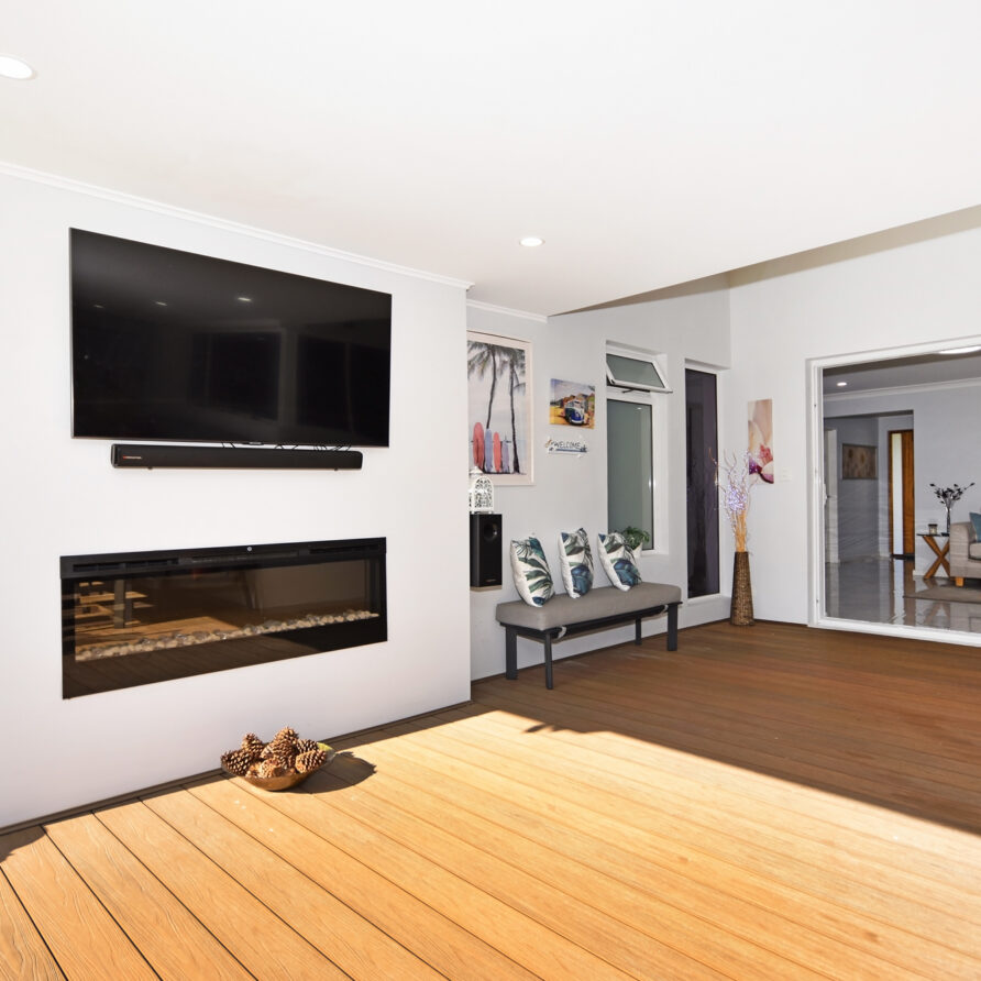 Large tv on alfresco wall  perth holiday stays