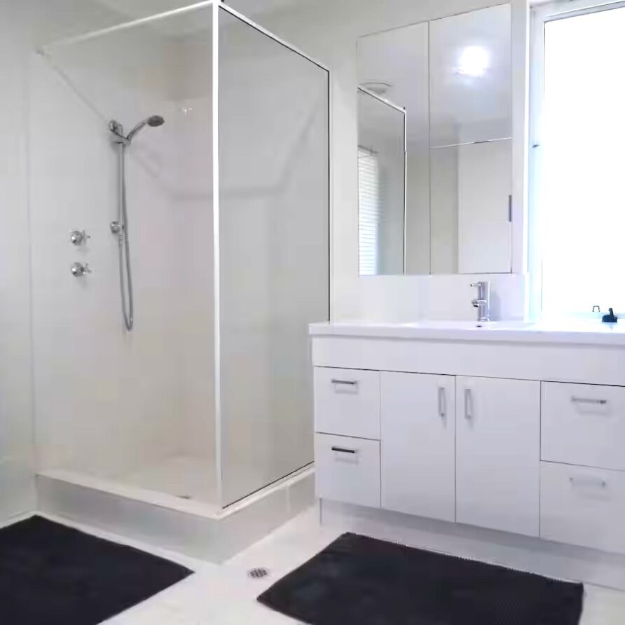 Ensuite with shower vanity and wc  perth holiday stays Ensuite with vanity shower and w C